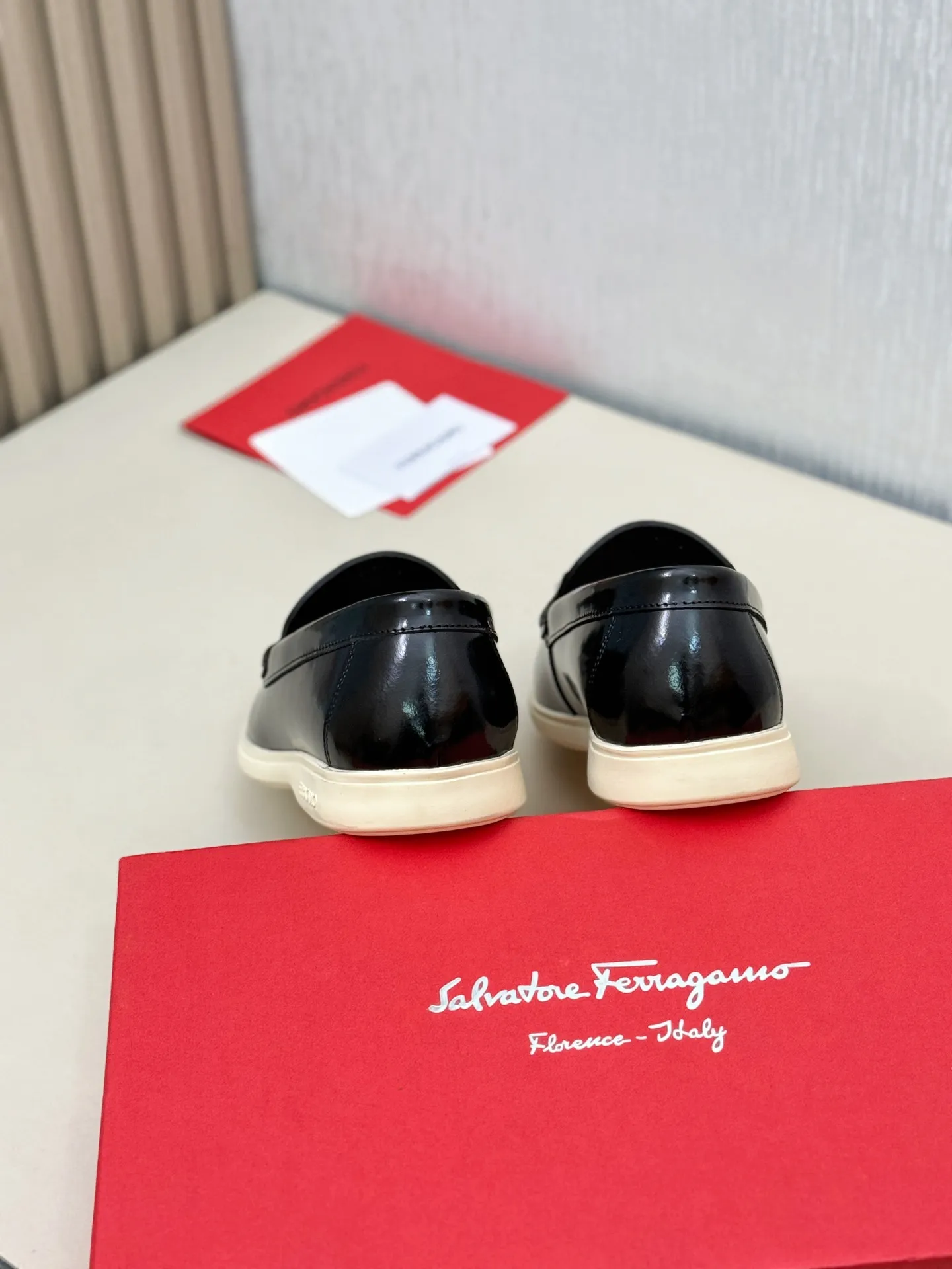 [Ferragamo] P: 580💰 Number of yards: 38~44 (45 orders are non-returnable) Ferragam's new men's driving shoes, the fabric is made of imported cowhide, with visible texture, heavy industrial stitching, dyed calfskin inside, standard logo cowhide feet, big-name experience, soft and comfortable on the feet, a men's favorite, special non-slip and wear-resistant rubber soles, easy to handle various occasions, with original box packaging!